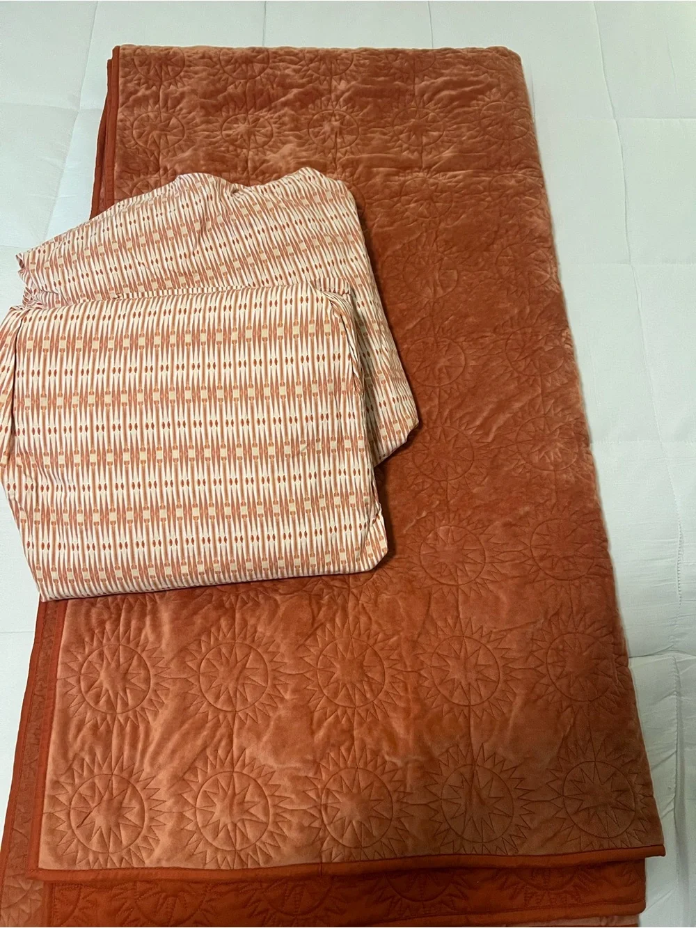 Sun Stitched Vintage Velvet Quilt Coral Opalhouse King with Sheet Set GUC